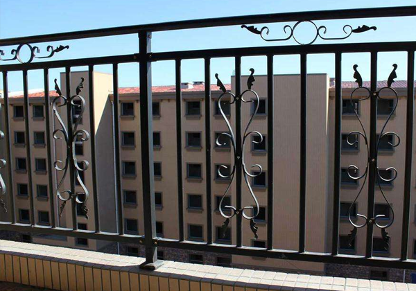 锌钢阳台栏杆的主要特点